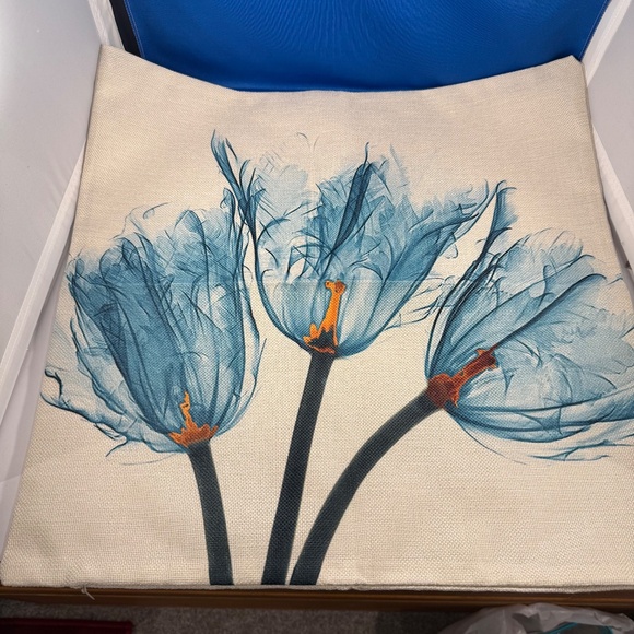 Set Of 4 New 17" Beautiful Beige Linen Flowers Decorative Pillow Covers - Picture 3 of 6